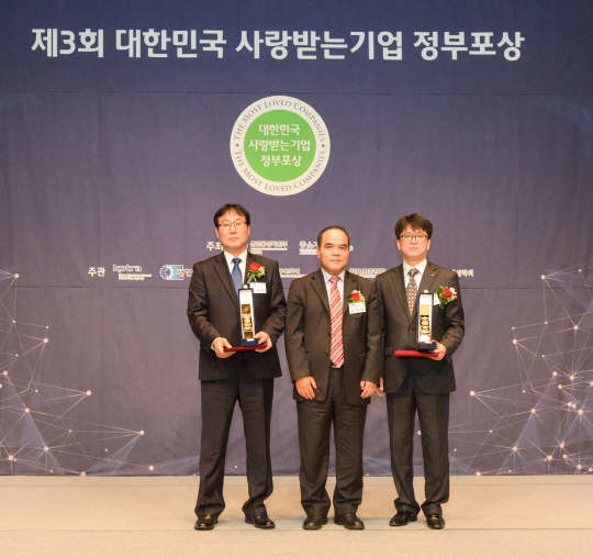 SK주식회사 C&C가 대한상공회의소에서 열린 '제3회 대한민국 사랑받는기업 정부 포상' 행사에서 '한국표준협회 회장상'을 수상했다. 사진은 김병두 SK주식회사 C&C SKMS실장(왼쪽 세번째)과 유연백 한국표준협회 전무(두번째)가 수상 이후 기념촬영을 하고 있는 모습. SK주식회사C&C 제공